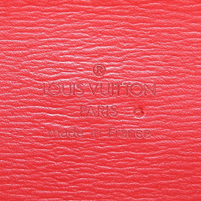 Sac bandoulière Louis Vuitton Capucines en cuir épi rouge - Detail D3