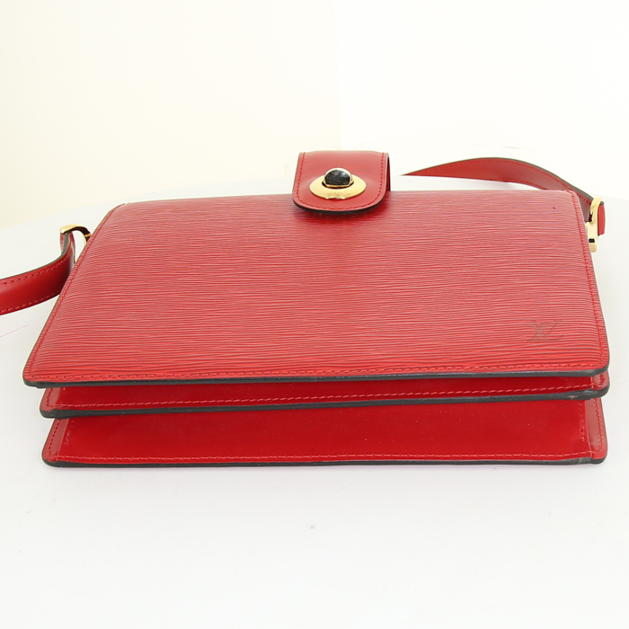 Louis Vuitton Capucines shoulder bag in red epi leather - Detail D4