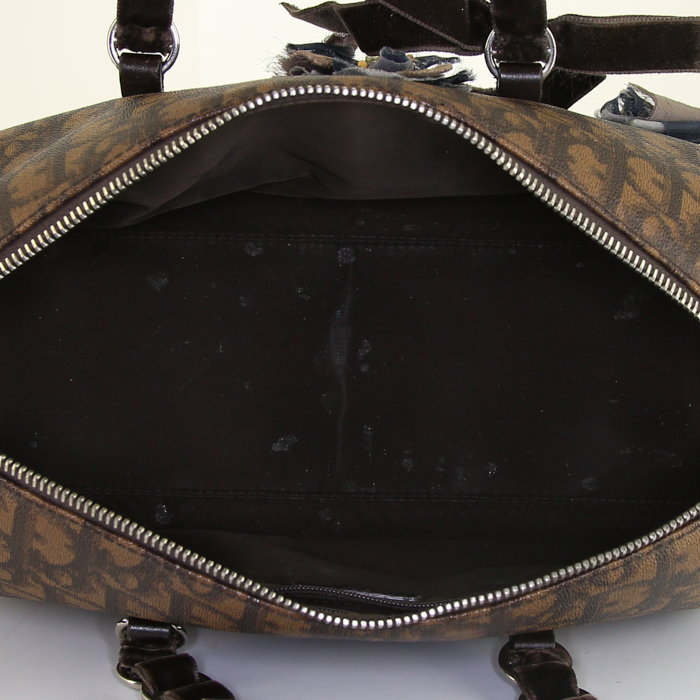 Sac porté épaule ou main Dior Romantique en toile monogram enduite marron et velours marron - Detail D2