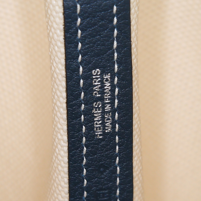 Hermes Garden shopping bag in burgundy and blue leather and beige canvas - Detail D3