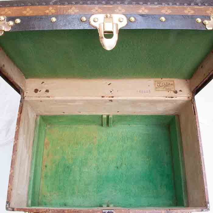 Louis Vuitton trunk in monogram canvas and blackened metal - Detail D2