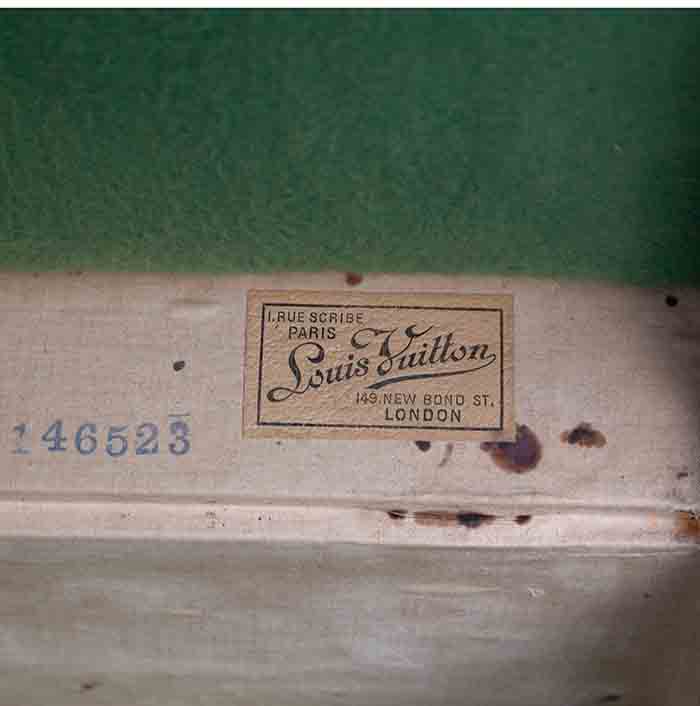 Louis Vuitton trunk in monogram canvas and blackened metal - Detail D3