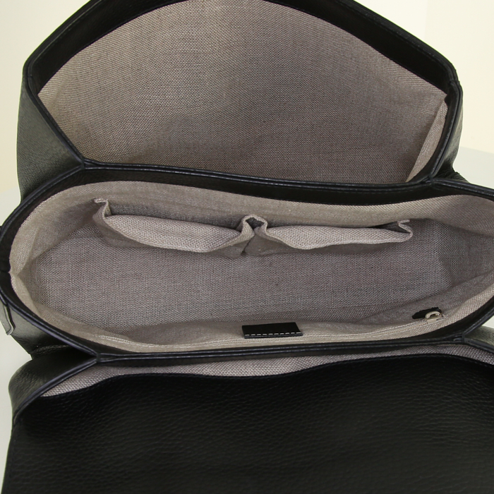 Gucci Interlocking G shoulder bag in black grained leather - Detail D2