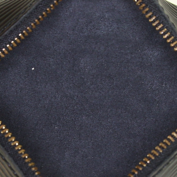 Sac à main Louis Vuitton Soufflot en cuir épi noir - Detail D5