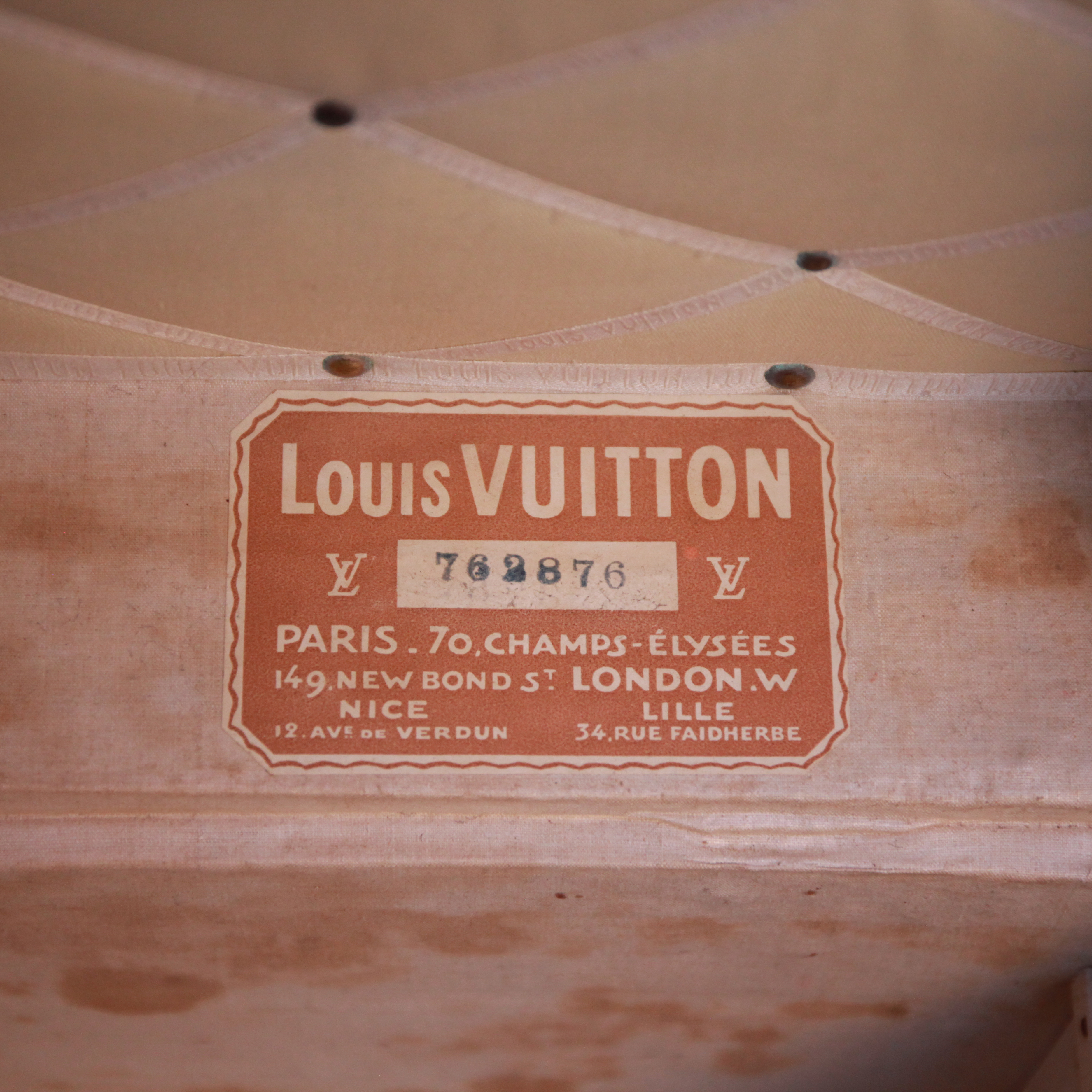 Louis Vuitton Malle Cabine trunk in monogram canvas and brown lozine (vulcanised fibre) - Detail D4