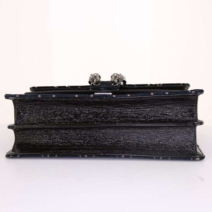 Sac bandoulière Gucci Dionysus petit modèle en velours bleu-nuit et cuir verni noir - Detail D5