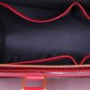 Sac à main Louis Vuitton Riviera en cuir épi rouge - Detail D2 thumbnail