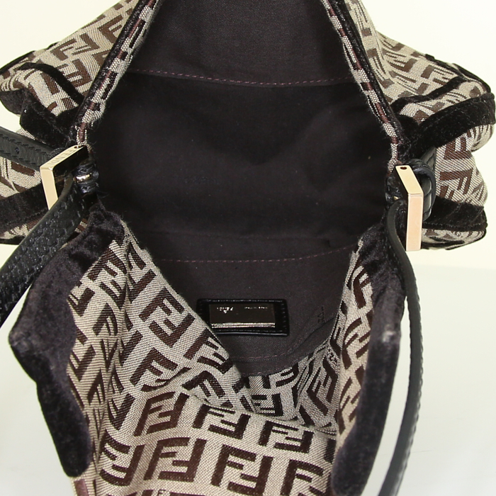 Bolso para llevar al hombro o en la mano Fendi Zucchino en lona Monogram beige y terciopelo marrón - Detail D2