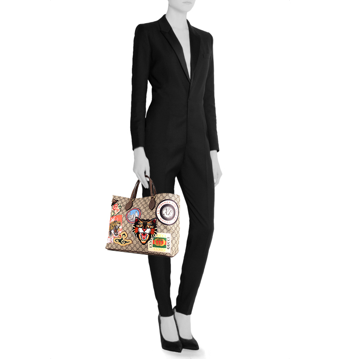 Sac cabas Gucci Suprême GG en toile monogram enduite beige et cuir marron - Detail D1