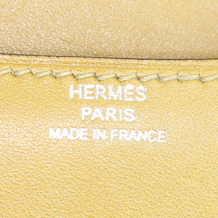 Bolso de mano Hermes Constance en cuero Tadelakt color mostaza - Detail D4
