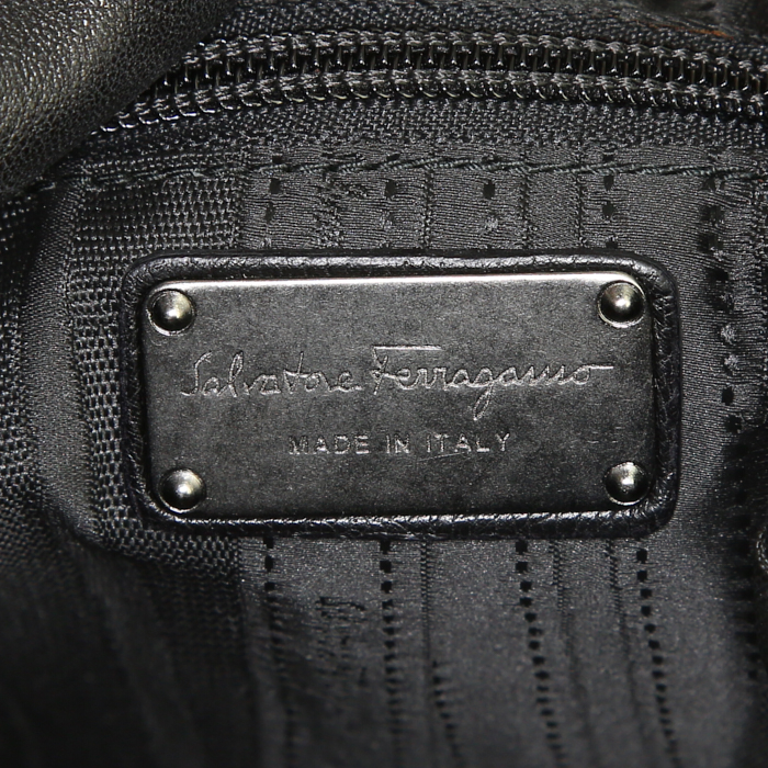 Salvatore Ferragamo Vara handbag in black leather - Detail D3