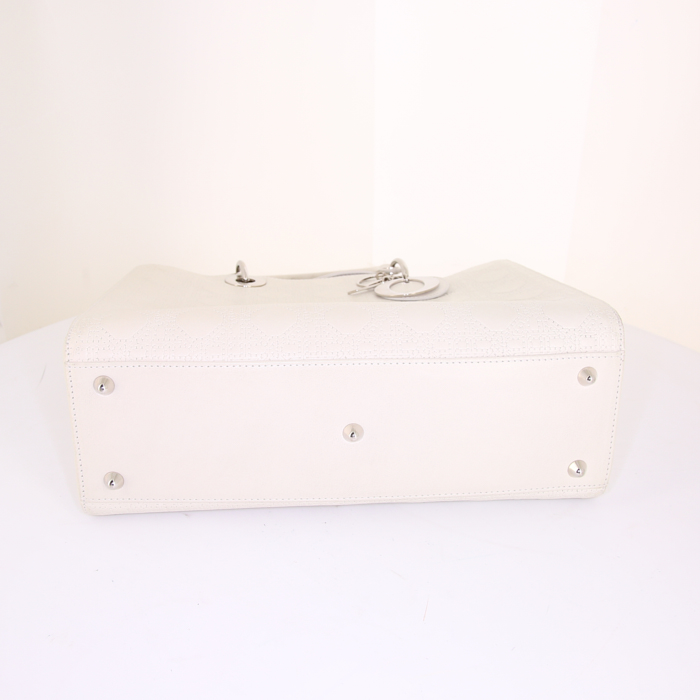 Sac porté épaule ou main Dior Lady Dior grand modèle en cuir cannage blanc - Detail D5