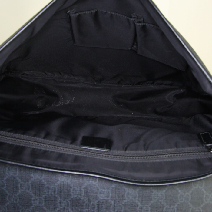 Sac bandoulière Gucci Suprême GG en toile monogram enduite noire et cuir noir - Detail D2