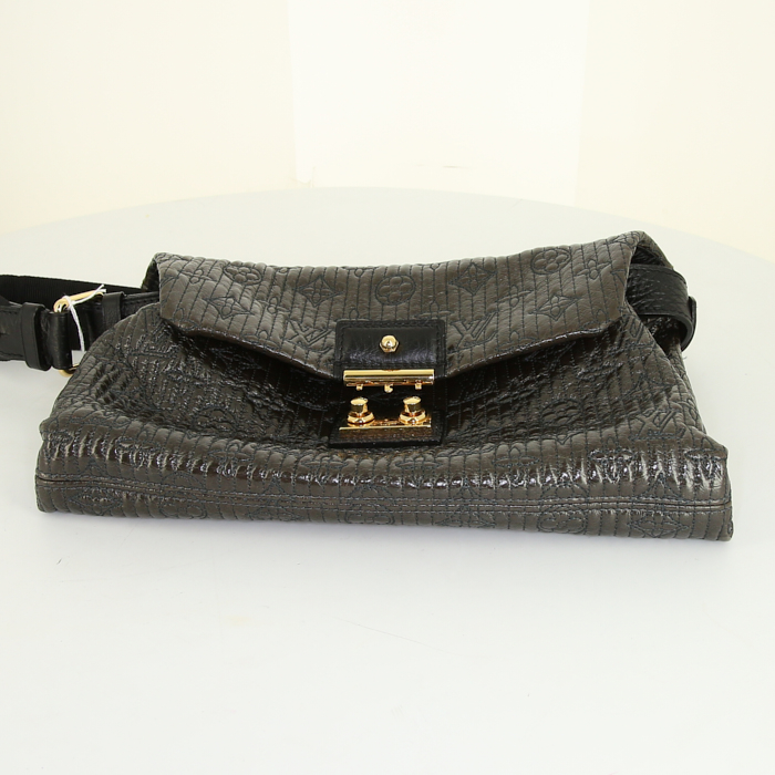 Louis Vuitton Motard shoulder bag in anthracite grey monogram leather - Detail D4
