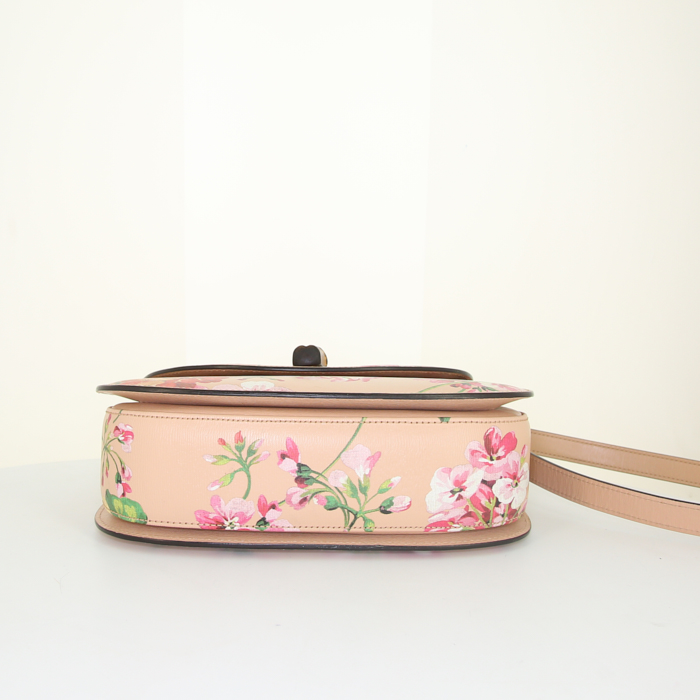 Bolso de mano Gucci Bamboo en cuero rosa - Detail D5