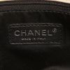 Sac bandoulière Chanel en cuir beige et gris - Detail D4 thumbnail