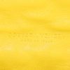 Bolso de mano Bottega Veneta en cuero intrecciato bicolor amarillo y beige - Detail D3 thumbnail