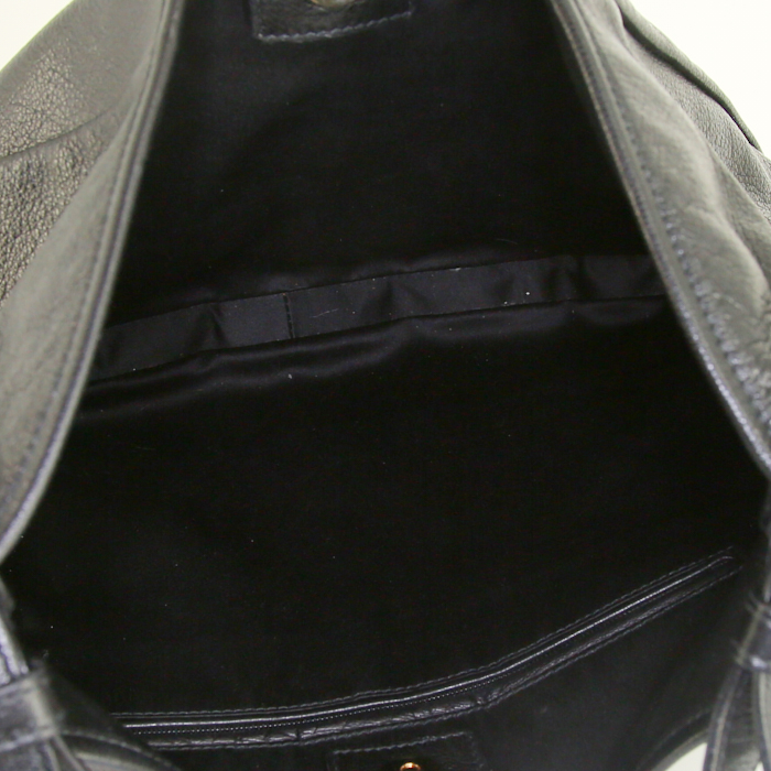 Bolso para llevar al hombro o en la mano Yves Saint Laurent Mombasa en cuero negro y baquelita roja - Detail D2