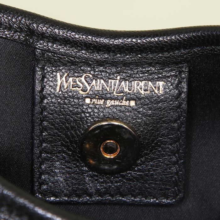 Yves Saint Laurent Mombasa bag worn on the shoulder or carried in the hand in black leather and red bakelite - Detail D3