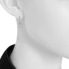 Paire de boucles d'oreilles asymétrique Chanel Comètes en or blanc et diamants - Detail D1 thumbnail