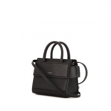 Bolso bandolera Givenchy Horizon modelo pequeño en cuero granulado negro