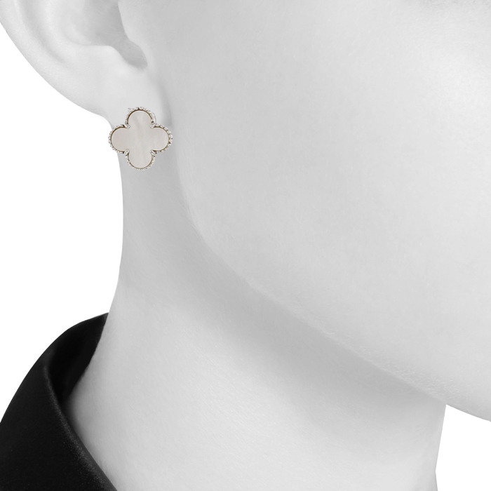 Paire de boucles d'oreilles Van Cleef 
Arpels Alhambra Vintage en or blanc et nacre blanche