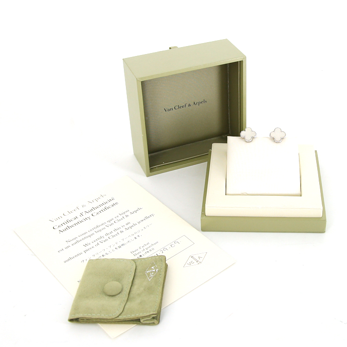 Paire de boucles d'oreilles Van Cleef 
Arpels Alhambra Vintage en or blanc et nacre blanche - Detail D2