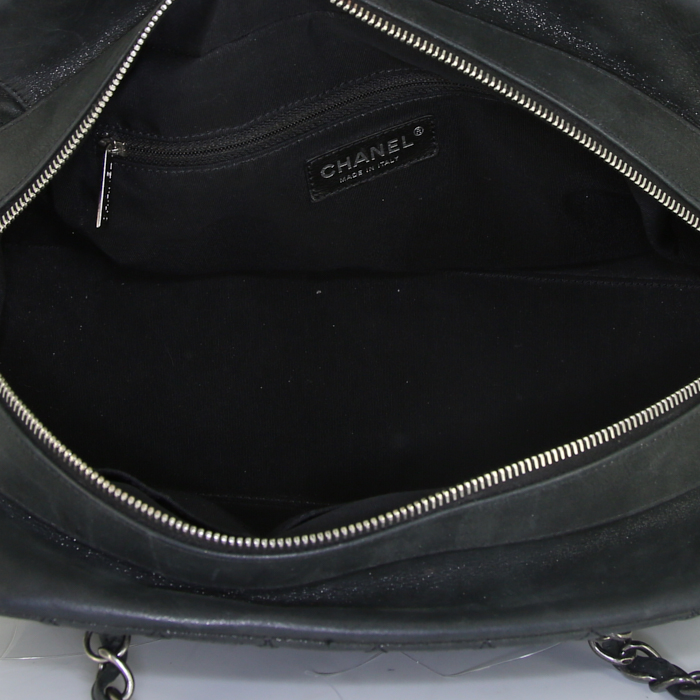 Bolso de mano Chanel en cuero irisado acolchado  negro - Detail D2