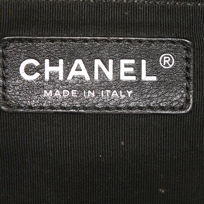 Sac à main Chanel en cuir irisé matelassé noir - Detail D3