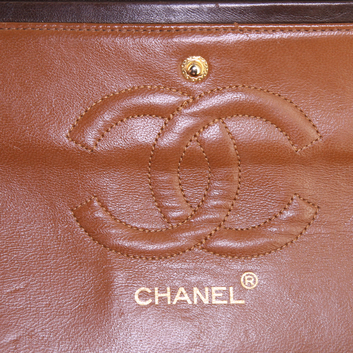 Sac à main Chanel Timeless Classic en cuir matelassé marron - Detail D4
