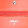 Borsa a tracolla Chanel Boy Wallet in pelle verniciata e foderata arancione - Detail D3 thumbnail