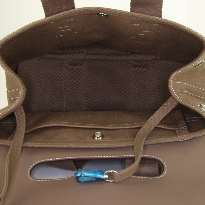 Hermès Valparaiso handbag in etoupe leather and etoupe canvas - Detail D2