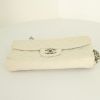 Bolso de mano Chanel Baguette en cuero acolchado blanco - Detail D5 thumbnail