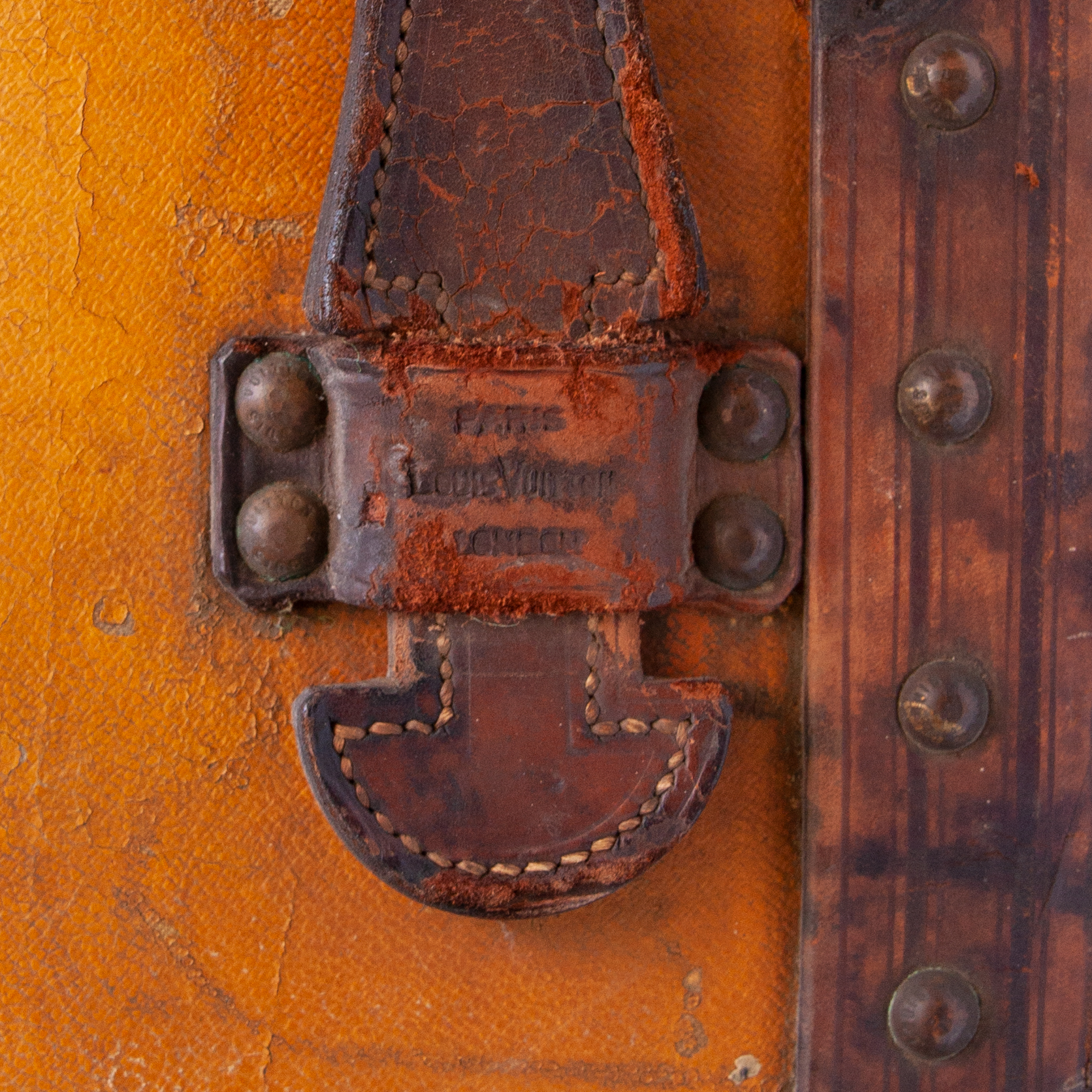 Louis Vuitton Wardrobe trunk in orange vuittonite and natural leather - Detail D5