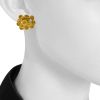 Paire de boucles d'oreilles époque années 70 Vintage en or jaune et diamants - Detail D1 thumbnail
