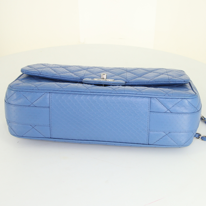 Sac à main Chanel  Timeless en cuir bleu - Detail D5