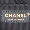 Borsa a tracolla Chanel Boy in pelle blu decorata con catene - Detail D4 thumbnail