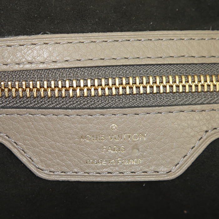 Louis Vuitton Cirrus handbag in grey-beige mahina leather - Detail D3