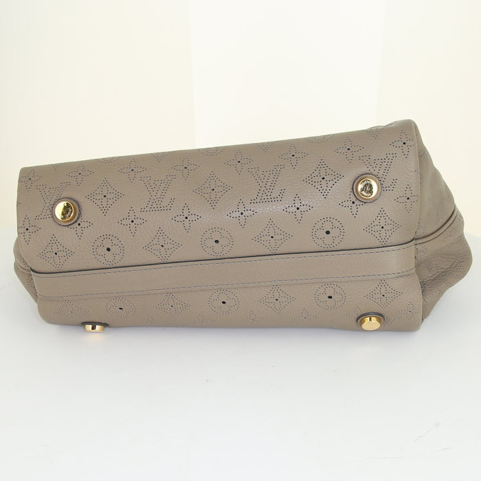 Bolso de mano Louis Vuitton Cirrus en cuero mahina beige gris - Detail D4