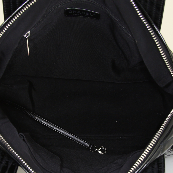 Chanel Bowling handbag in black patent quilted leather - Detail D2
