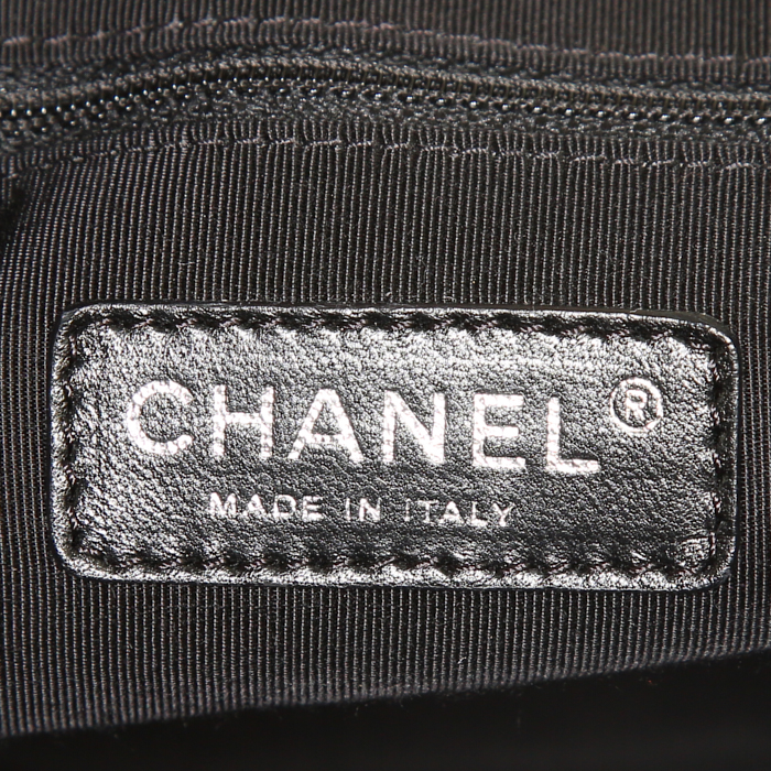 Chanel Bowling handbag in black patent quilted leather - Detail D4