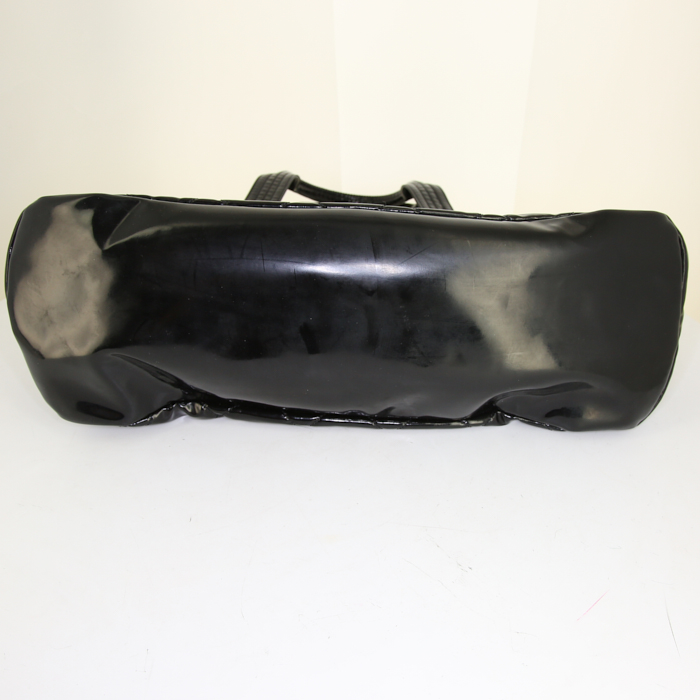 Chanel Bowling handbag in black patent quilted leather - Detail D5