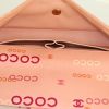 Bolso de mano Chanel Baguette en lona monogram rosa - Detail D2 thumbnail