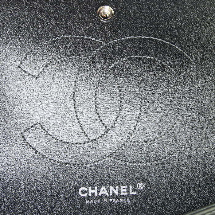 Chanel 2.55 handbag in silver quilted iridescent leather - Detail D4