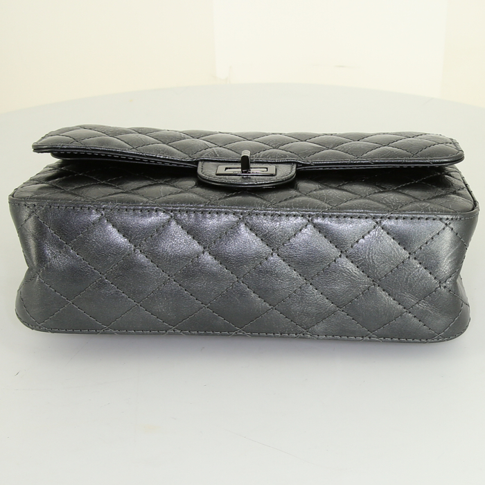 Chanel 2.55 handbag in silver quilted iridescent leather - Detail D5
