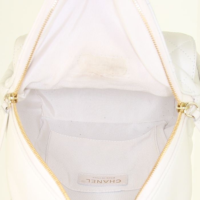 Chanel Sac à dos backpack in off-white grained leather - Detail D2