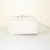 Mochila Chanel Sac à dos en cuero granulado blanquecino - Detail D4 thumbnail