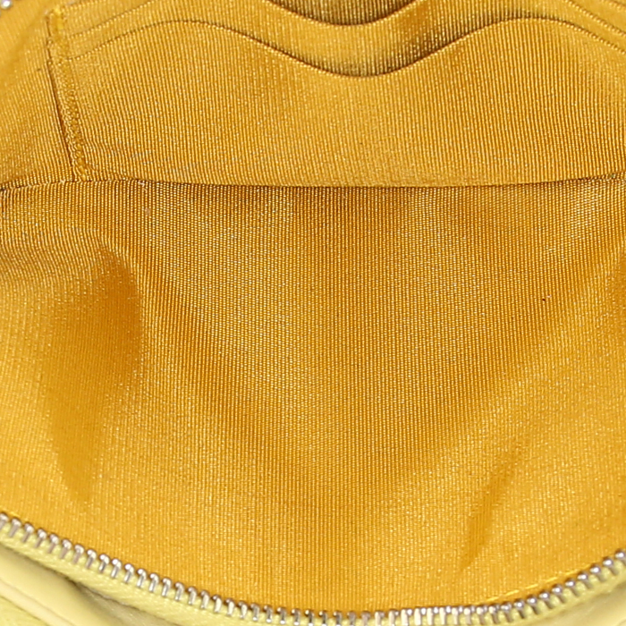 Sac bandoulière Chanel en lézard jaune - Detail D2