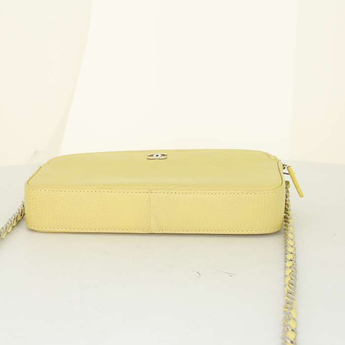 Chanel shoulder bag in yellow lizzard - Detail D4