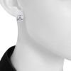 Paire de clous d'oreilles Chopard Happy Curves en or blanc et diamants - Detail D1 thumbnail